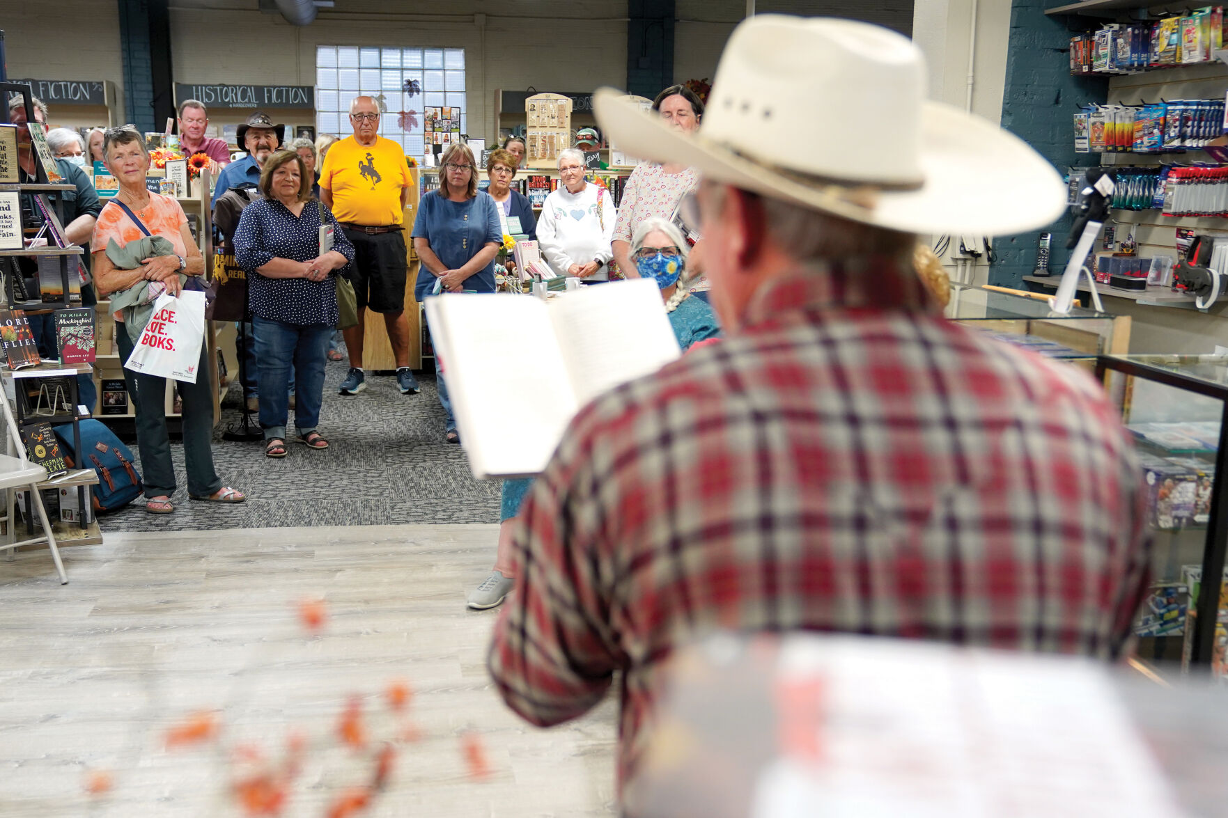 Craig Johnson Signing Standalones 002.jpg